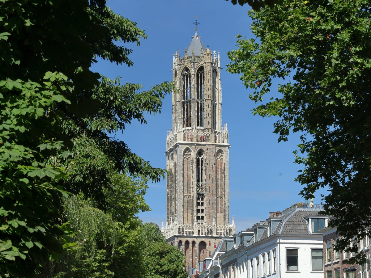 De Domtoren boven de binnenstad van Utrecht