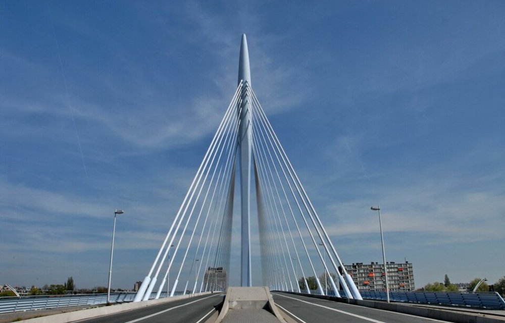 De Domtoren boven de binnenstad van Utrecht